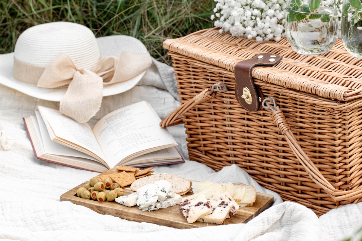 Pak den bedste picnic kurv til Sankt Hans